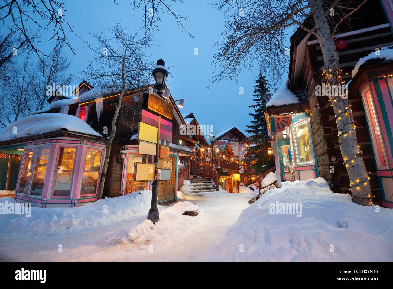 Breckenridge, Colorado, USA Centre-ville de nuit dans les rues de l'hiver avec maison de l'éclairage. Banque D'Images