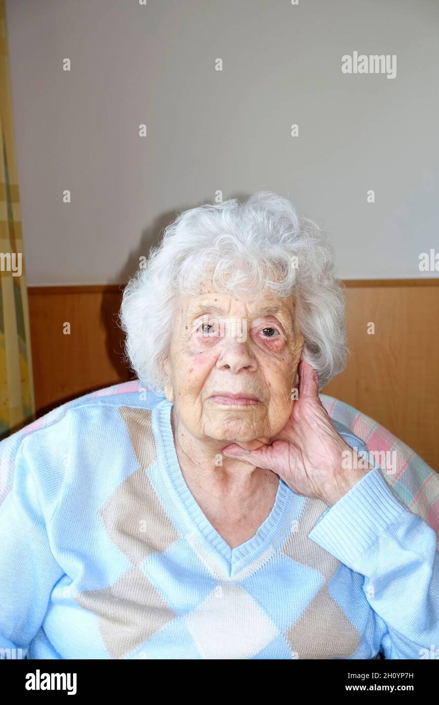 100-year-old woman déments Banque D'Images