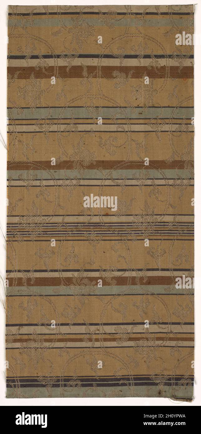 Fragment de textile, années 1800. Le Japon, 19e siècle. Soie ; moyenne : 27 x 12,7 cm (10 5/8 x 5 in.). Banque D'Images
