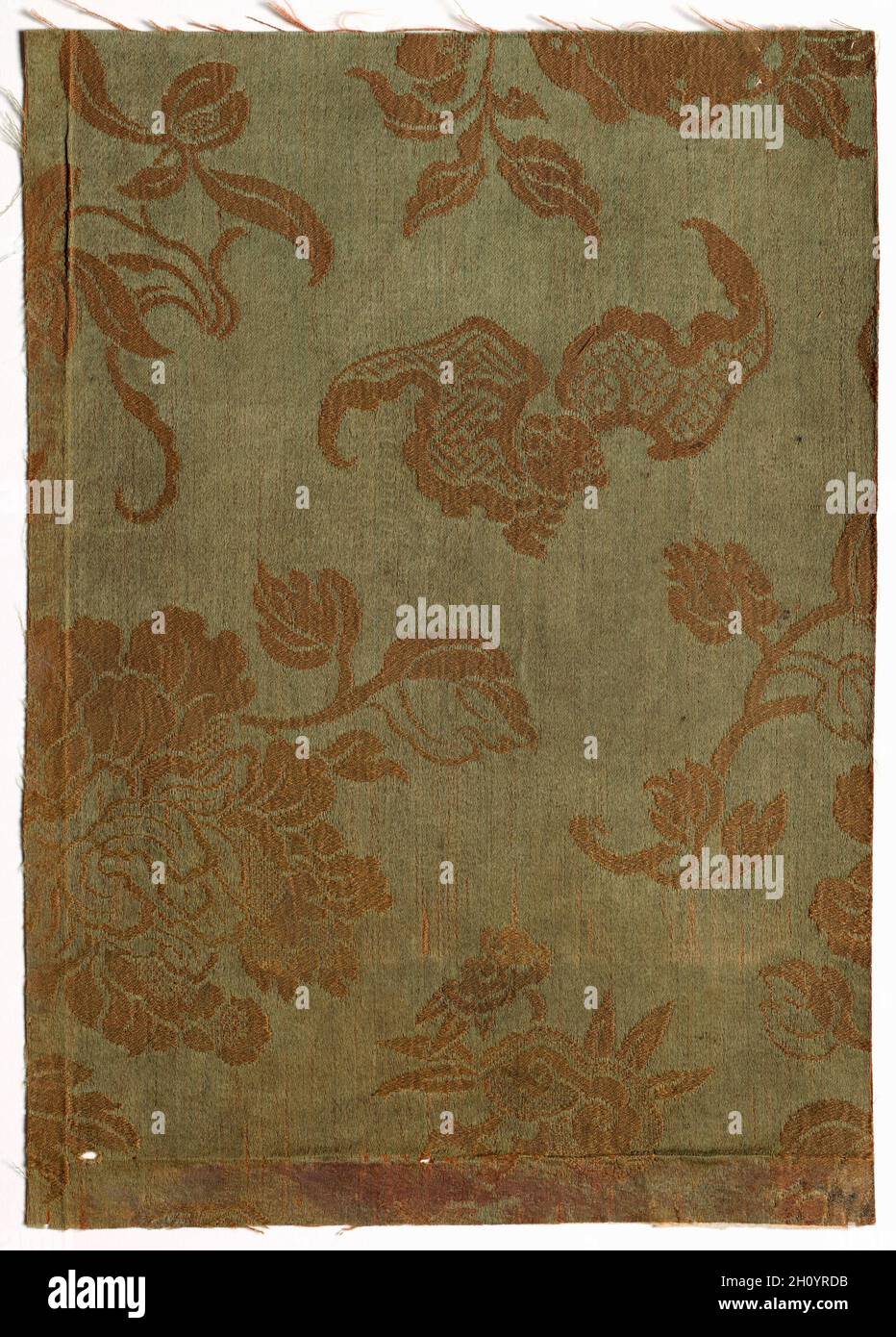 Fragment textile, 1800.Japon, 19e siècle.Soie; moyenne: 23.2 x 16.5 cm (9 1/8 x 6 1/2 po). Banque D'Images