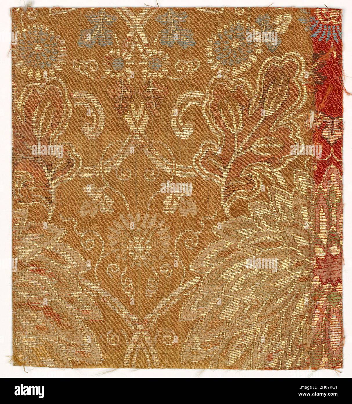 Fragment de textile, années 1800. Le Japon, 19e siècle. La soie, fil métallisé ; moyenne : 10,5 x 9,6 cm (4 1/8 x 3 3/4 in.). Banque D'Images