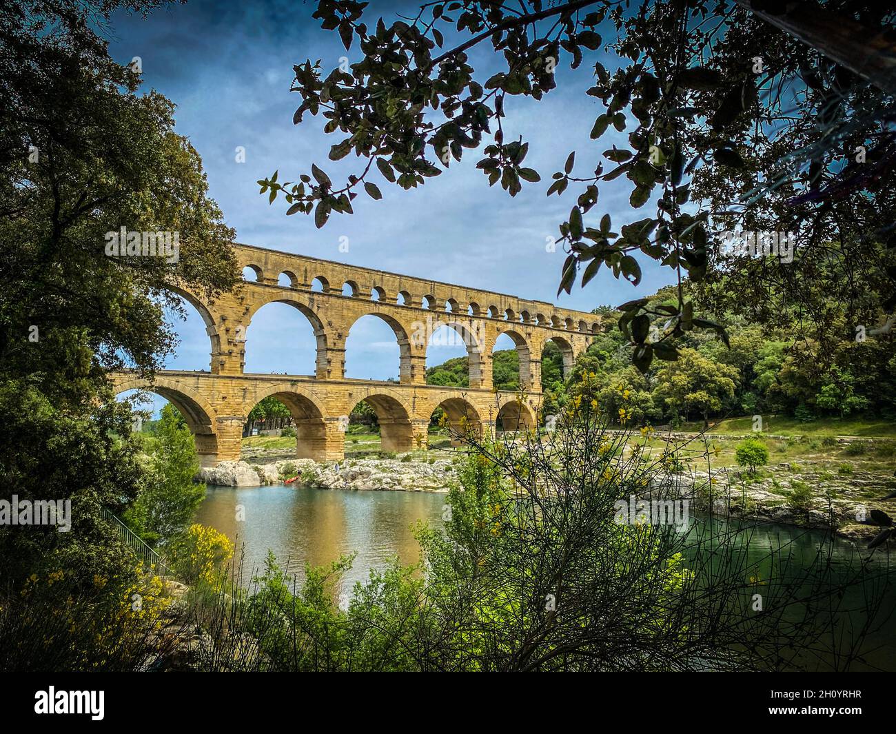 Aqueduc romain vu à travers le feuillage, Pont-du-Gard, Languedoc-Roussillon France Banque D'Images