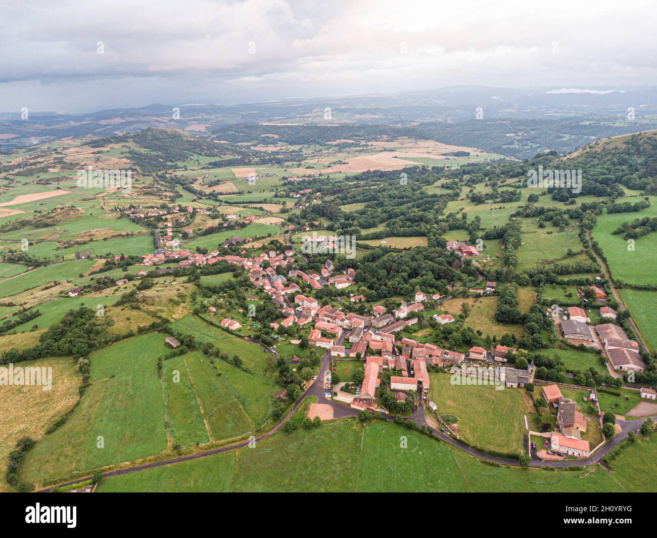 Vue aérienne sur Olloix, petit village français, Puy-de-Dôme, Auvergne-rhône-alpes Banque D'Images