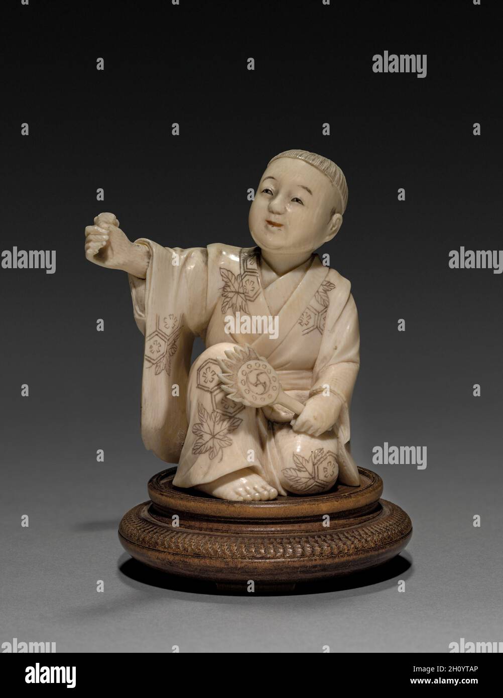 Petit garçon à genoux, début 1900.Japon, période Meiji (1868-1912).Ivoire; hors tout: 7.3 cm (2 7/8 po). Banque D'Images