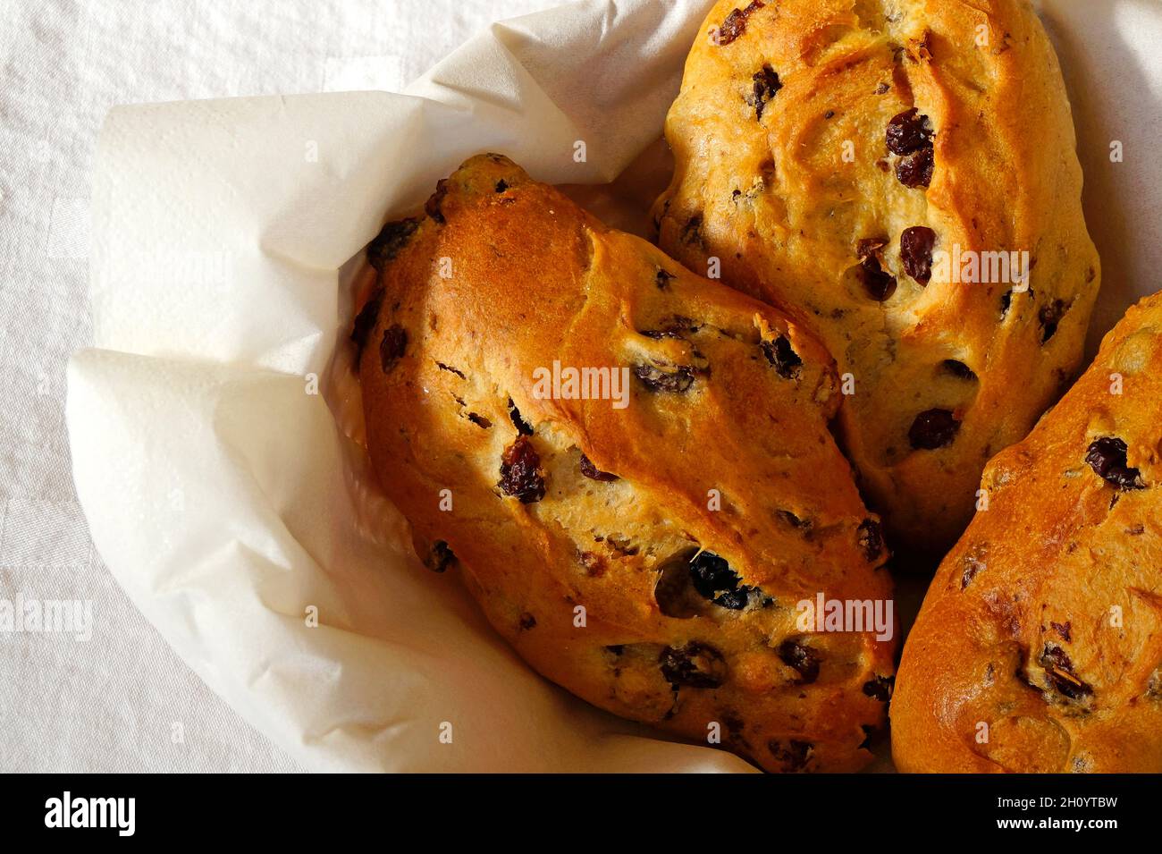 Délicieux petits pains sucrés allemands aux raisins secs Banque D'Images