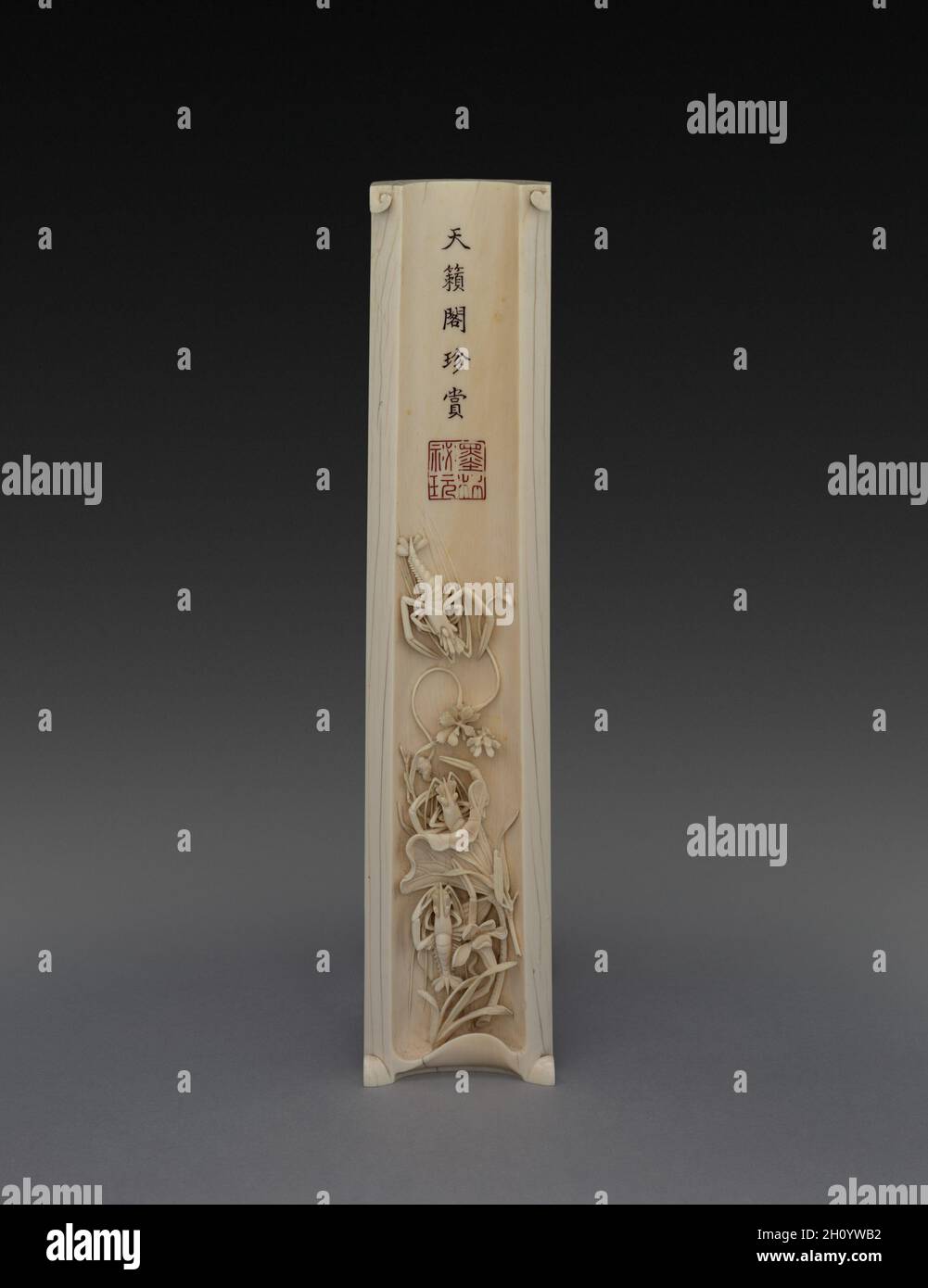 Repose-poignet avec écrevisse et plantes aquatiques, 1700.Chine, dynastie Qing (1644-1911).Pigment ivoire et polychrome; total: 6 cm (2 3/8 po). Banque D'Images