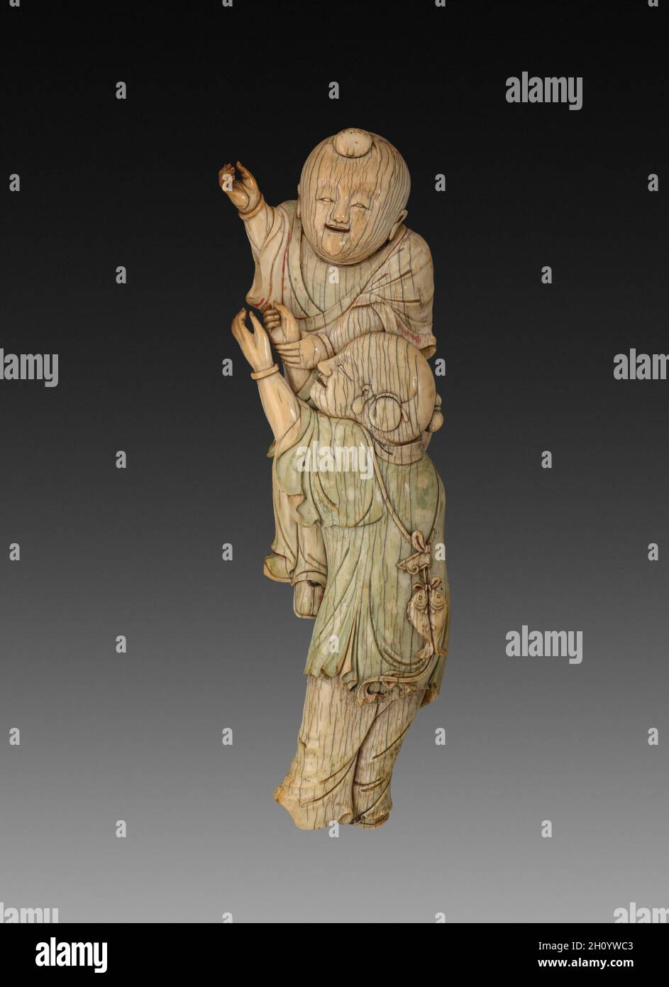 Plaque murale avec deux garçons jouant, 18ème siècle. La Chine, de la dynastie Qing (1644-1911). L'ivoire avec des traces de polychromie ; total : 23,5 cm (9 1/4 in.). Banque D'Images