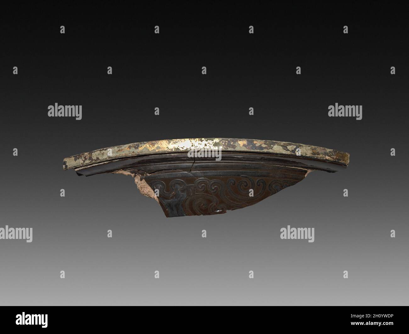 Fragment d'un plateau de laque, 9-24. La Chine, l'objet de fouilles à Lolang, dynastie Xin (9-23). Incolore ; total : 3,8 x 14,3 cm (1 1/2 x 5 5/8 in.). Banque D'Images