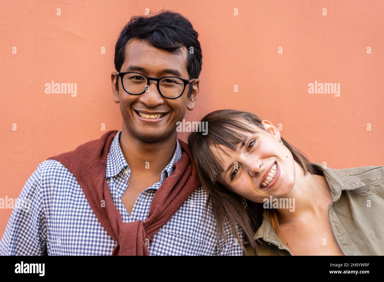 Couple multiracial ayant des moments tendres en plein air - homme asiatique et femme caucasienne ayant le plaisir ensemble pendant erasmus - Université, l'amour urbain et mul Banque D'Images