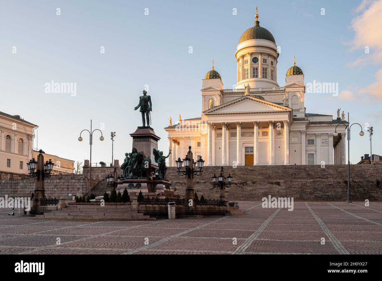 Helsinki / Finlande - 14 MARS 2020 : cathédrale d'Helsinki au sommet d'une colline au coucher du soleil.Place du Sénat et statue d'Alexandre au premier plan. Banque D'Images