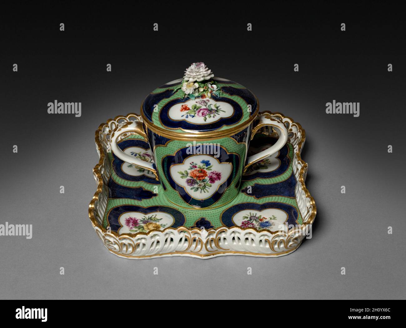 Tasse couverte à deux manche et support, c.1780. Manufacture de porcelaine du Paquier (autrichienne, active 1719-1864).Porcelaine; hors tout : 11 x 13.9 x 9.1 cm (4 5/16 x 5 1/2 x 3 9/16 po). Banque D'Images