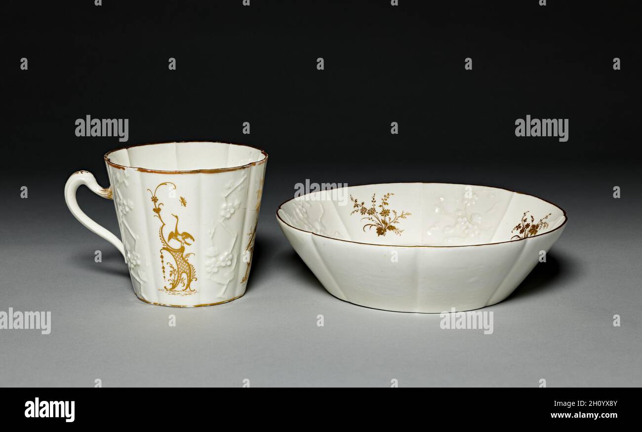 Tasse et soucoupe, c.1750. Fabrique de porcelaine de Vincennes (France, 1740-56).Porcelaine tendre; hors tout: 10 x 11.4 cm (3 15/16 x 4 1/2 po). Banque D'Images