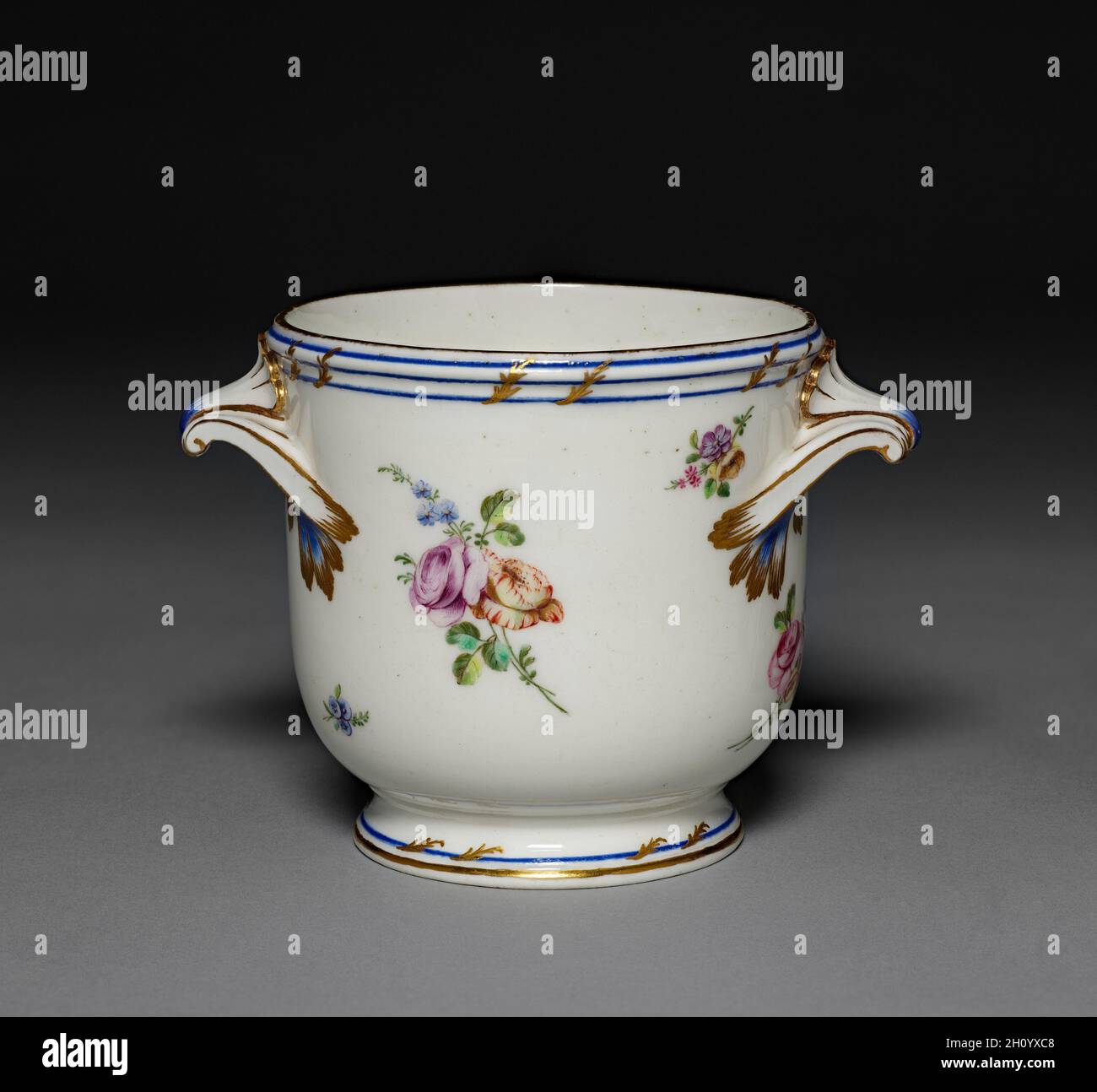 Semoir (Cachepot), 1759-60.Fabrique de porcelaine de Sèvres (français, est.1756).Porcelaine en pâte molle avec émail et décoration dorée; total: 11.8 cm (4 5/8 po). Banque D'Images