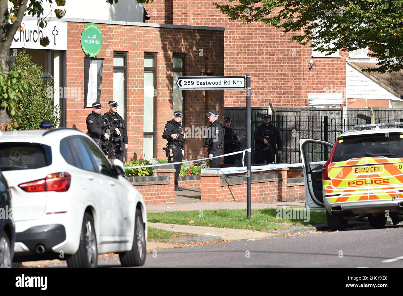 Des policiers armés à l'extérieur de l'église méthodiste de Belfoires, dans Eastwood Road North, Leigh-on-Sea, Essex, où le député conservateur Sir David Amess aurait été poignardé plusieurs fois lors d'une opération de circonscription.La police d'Essex a déclaré qu'un homme avait été arrêté et que les policiers ne cherchent personne d'autre.Date de la photo: Vendredi 15 octobre 2021. Banque D'Images