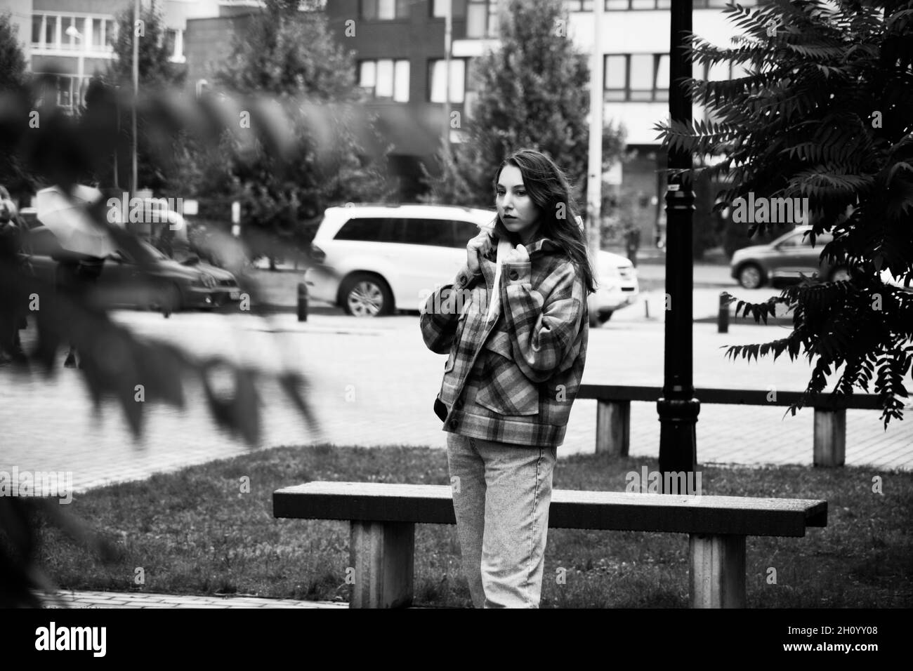 jeune femme attrayante posant sur la rue d'automne, monochrome Banque D'Images