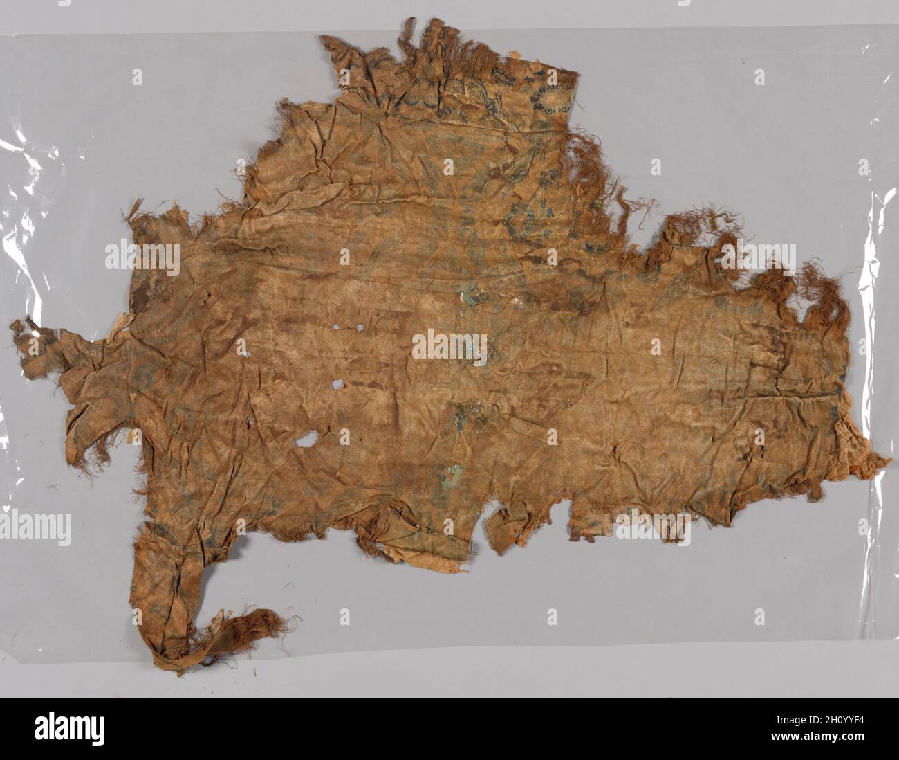 Fragment d'un vêtement (le plus gros fragment), 900s. La Chine, la dynastie (907-1125), 10e siècle. Trame - fait face sergé composé, la soie ; total : 138 x 133 cm (54 3/8 x 52 5/16 in.). Banque D'Images
