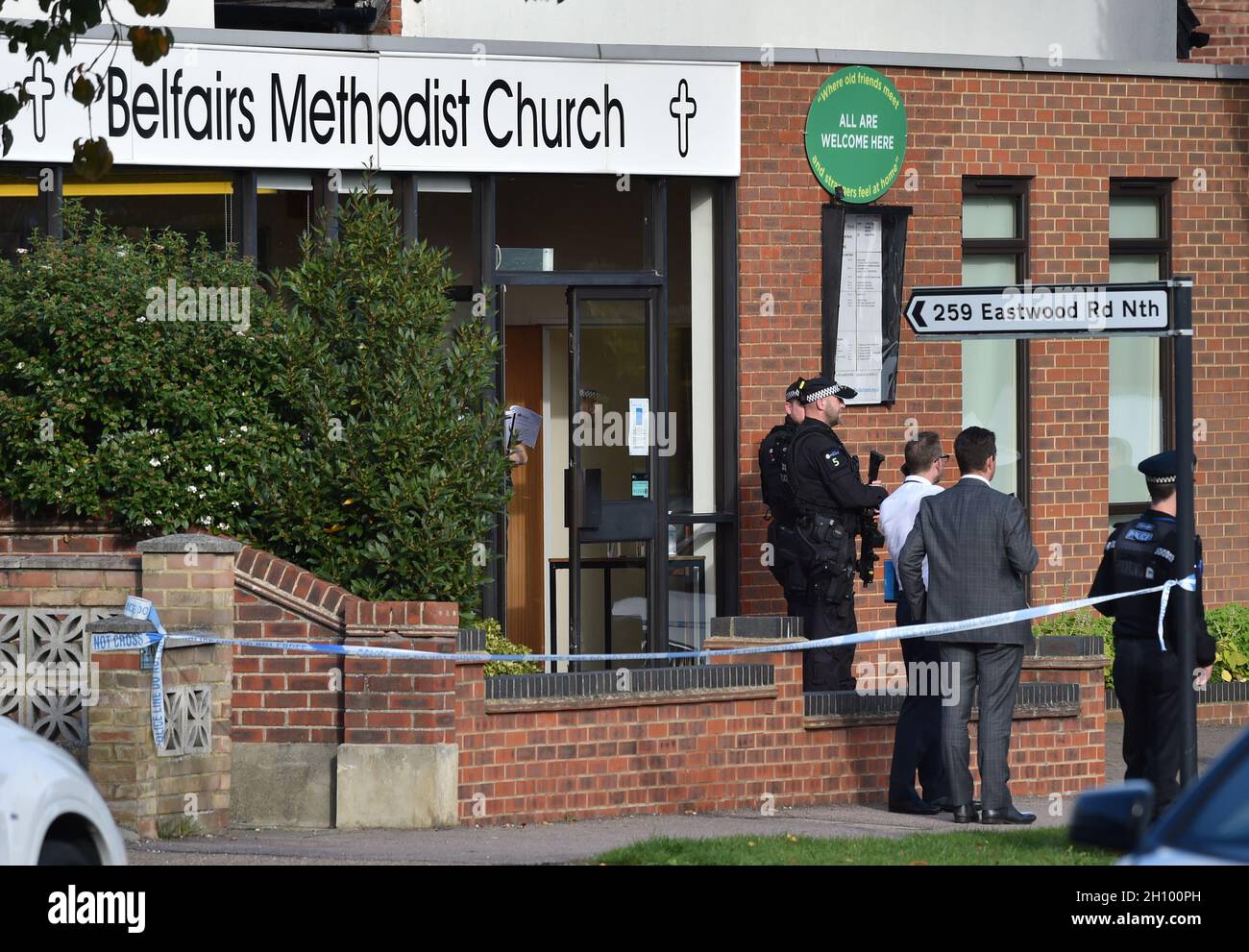 Des policiers armés à l'extérieur de l'église méthodiste de Belfoires, dans Eastwood Road North, Leigh-on-Sea, Essex, où la police d'Essex a déclaré qu'un homme était mort après avoir signalé que le député conservateur Sir David Amess avait été poignardé plusieurs fois lors d'une opération de circonscription.Un homme a été arrêté et les officiers ne cherchent personne d'autre.Date de la photo: Vendredi 15 octobre 2021. Banque D'Images