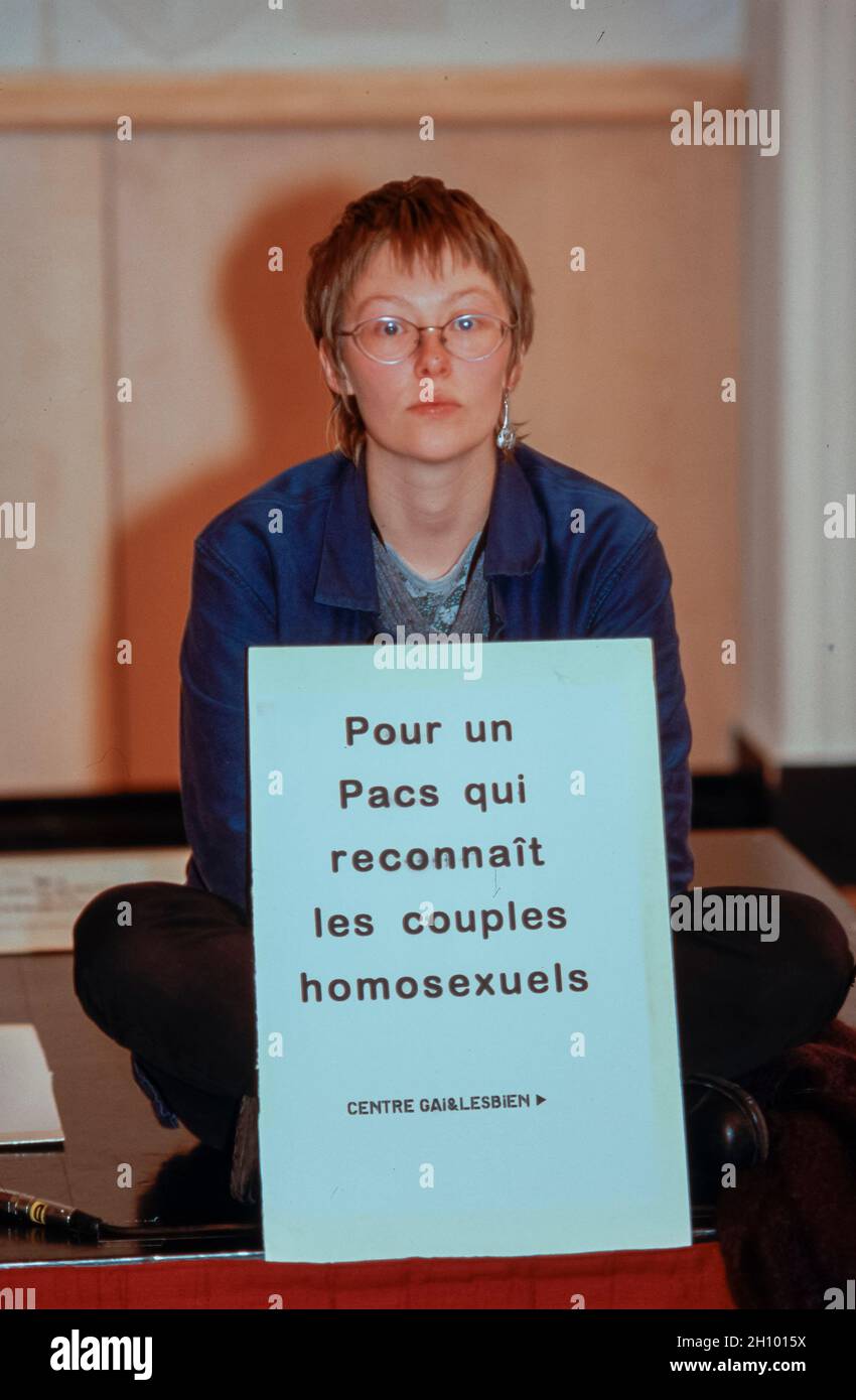 Paris, France, des militants LGBT protestent pour le contrat de partenariat avec le même sexe, PACS, Centre Gai et lesbien, Symposium 'le Racisme dans le monde du travail' 1996 Banque D'Images