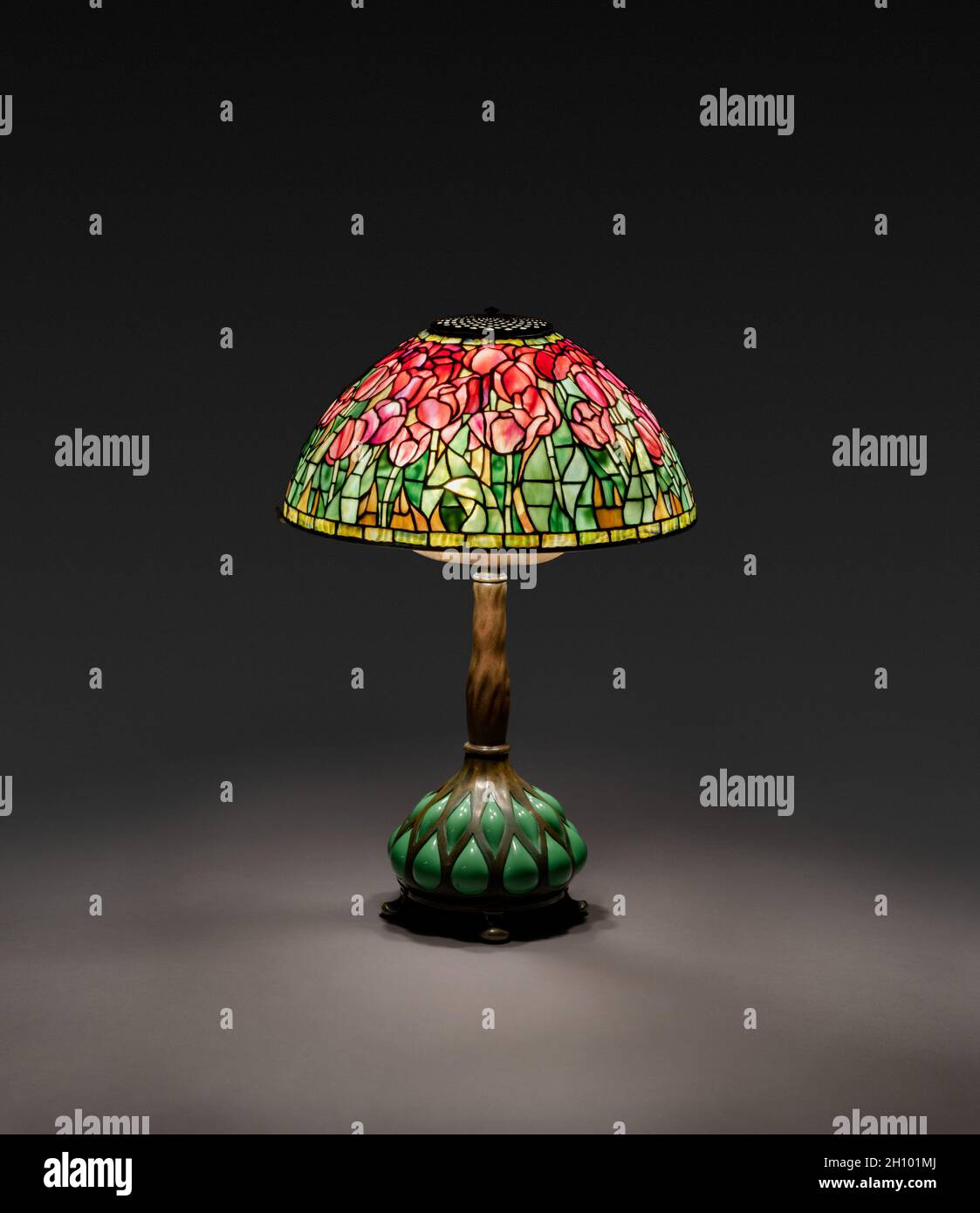 Lampe de table tulipe, c.1900–1906.Tiffany Glass & Decorating Company (American, New York, 1892–1902), Tiffany Studios (American, New York,1902–1932).Verre au plomb, verre soufflé, bronze; 61 cm (24 po); diamètre: 23 cm (9 1/16 po).Dans les années 1870, un accent renouvelé sur les paysages naturels a inauguré une génération de jardiniers artisanaux qui se sont enchantés de planter des plantes vivaces en grande quantité.Louis Comfort Tiffany était parmi ceux qui ont défendu les expositions luxuriantes, parfois sauvages, d'espèces florales variées dans le jardin de son domaine de long Island, Laurelton Hall.Tiffany a encouragé ses concepteurs à Banque D'Images