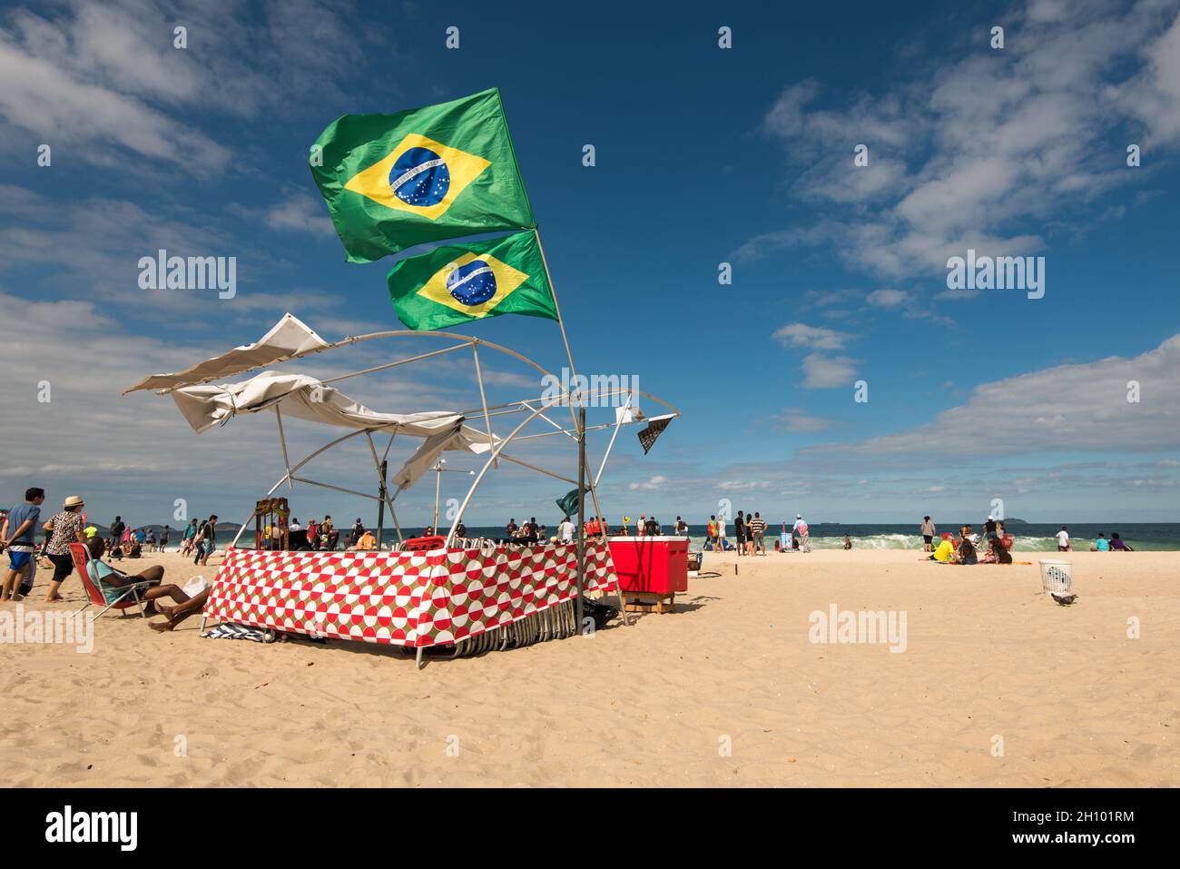 Rio de Janeiro, Brésil - 18 juillet 2016 : drapeaux brésiliens dans le vent au-dessus de la tente, par une journée venteuse sur la plage de Copacabana. Banque D'Images