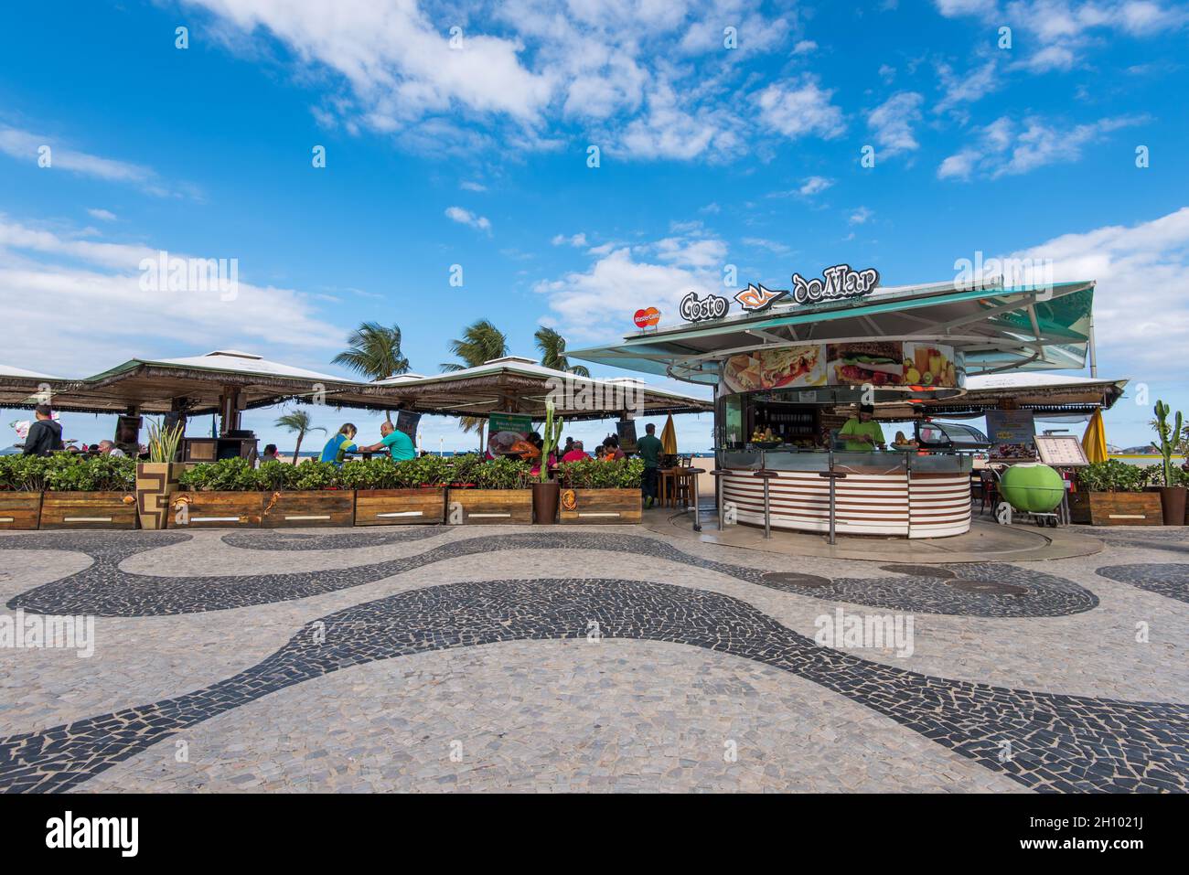 Rio de Janeiro, Brésil - 18 juillet 2016 : bar et restaurant en plein air sur le trottoir de la plage de Copacabana. Banque D'Images