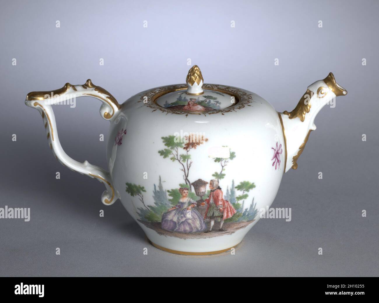 Théière, c.1750-70.Meissen Porcelain Factory (allemand).Porcelaine; hors tout : 12.9 x 39.2 x 18.3 cm (5 1/16 x 15 7/16 x 7 3/16 po). Banque D'Images