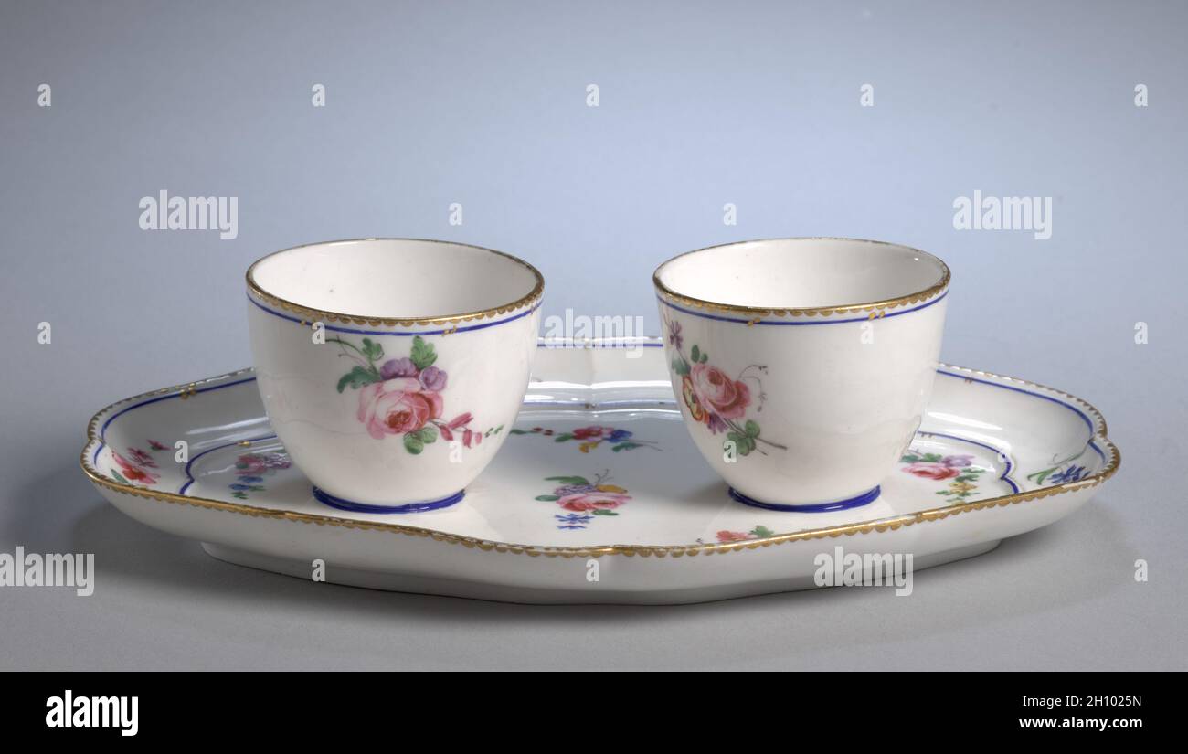 Pots de confiture sur le support, c.1760.Fabrique de porcelaine de Sèvres (français, est.1756).Porcelaine; hors tout : 12.4 x 66.3 x 24.4 cm (4 7/8 x 26 1/8 x 9 5/8 po). Banque D'Images