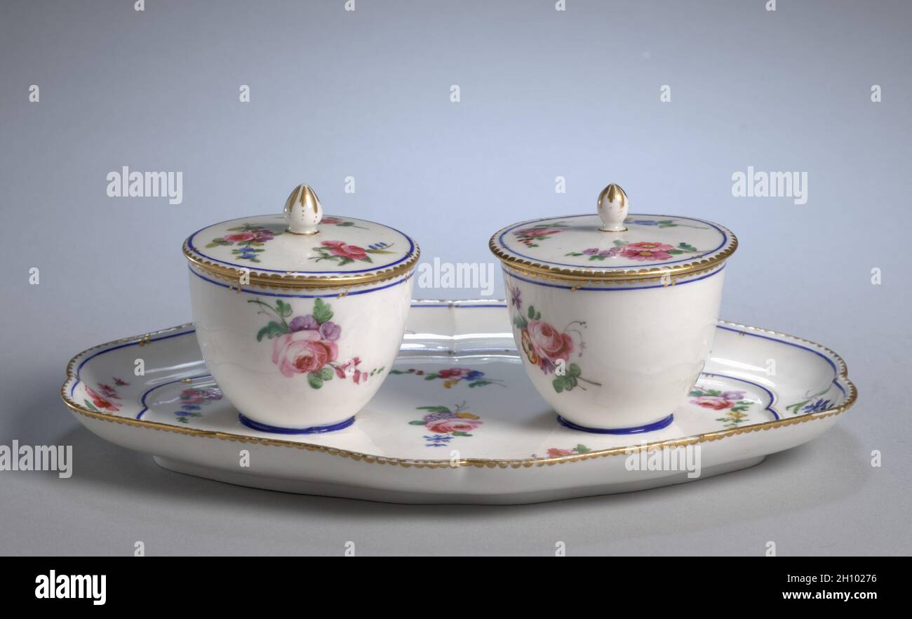 Pots de confiture sur le support, c.1760.Fabrique de porcelaine de Sèvres (français, est.1756).Porcelaine; hors tout : 12.4 x 66.3 x 24.4 cm (4 7/8 x 26 1/8 x 9 5/8 po). Banque D'Images