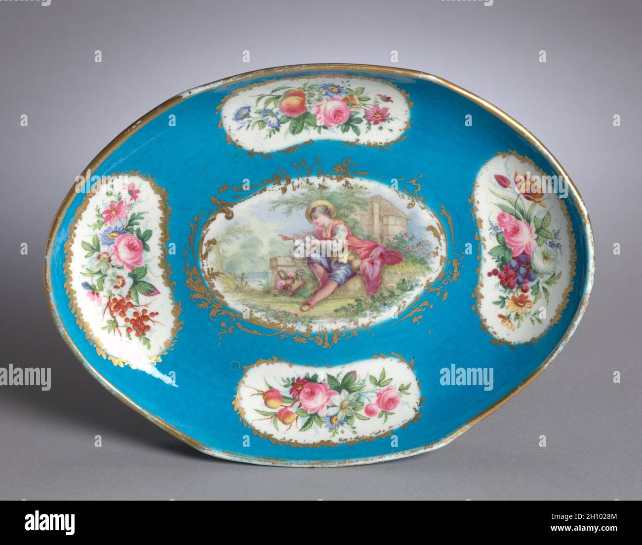 Plat, 1800s.Fabrique de porcelaine de Sèvres (français, est.1756).Porcelaine; hors tout: 16.5 x 21.6 cm (6 1/2 x 8 1/2 po). Banque D'Images