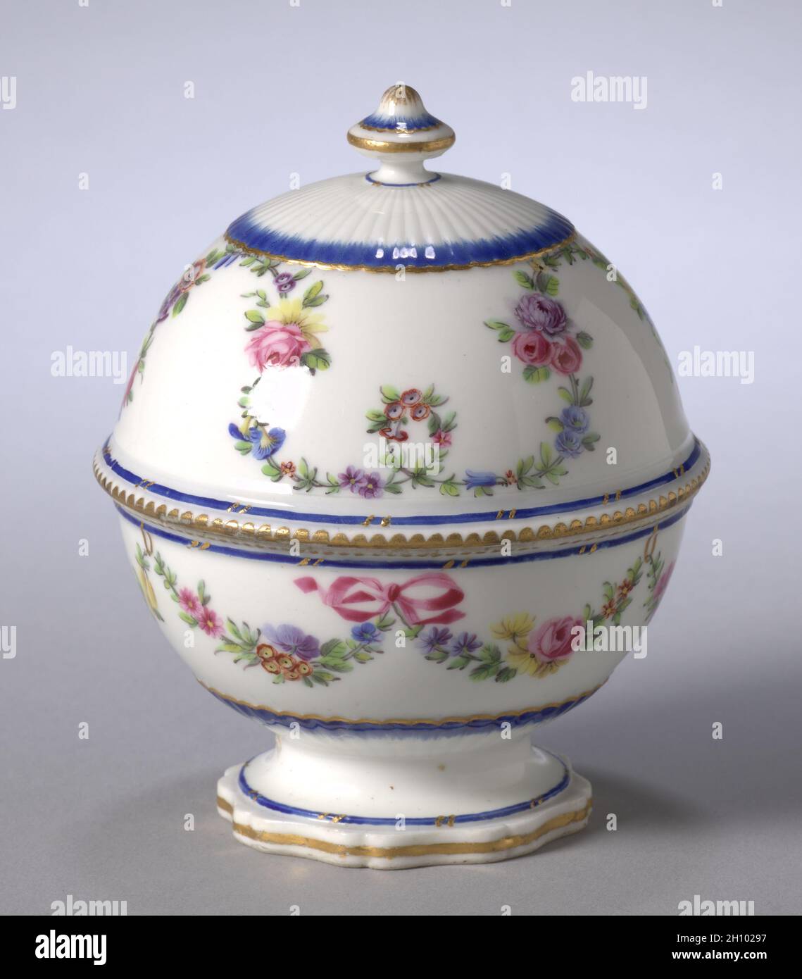 Boîte à savon, c.1769. Fabrique de porcelaine de Sèvres (français, est.1756).Porcelaine tendre; hors tout: 11.5 x 9.1 cm (4 1/2 x 3 9/16 po). Banque D'Images
