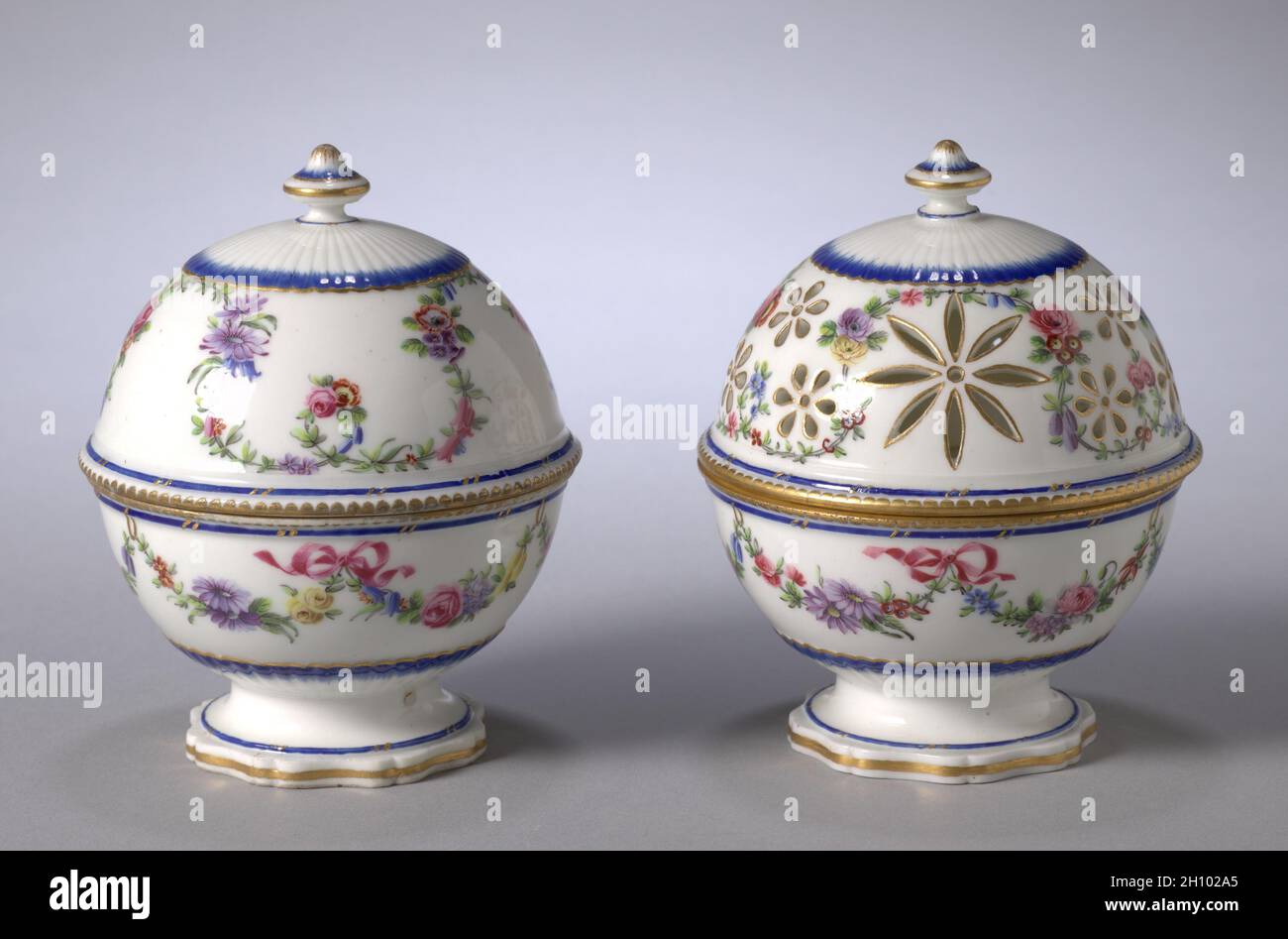 Coffret à savon et boîte à éponge, 1769.Fabrique de porcelaine de Sèvres (français, est.1756).Porcelaine tendre; hors tout: 11.5 x 9.1 cm (4 1/2 x 3 9/16 po). Banque D'Images