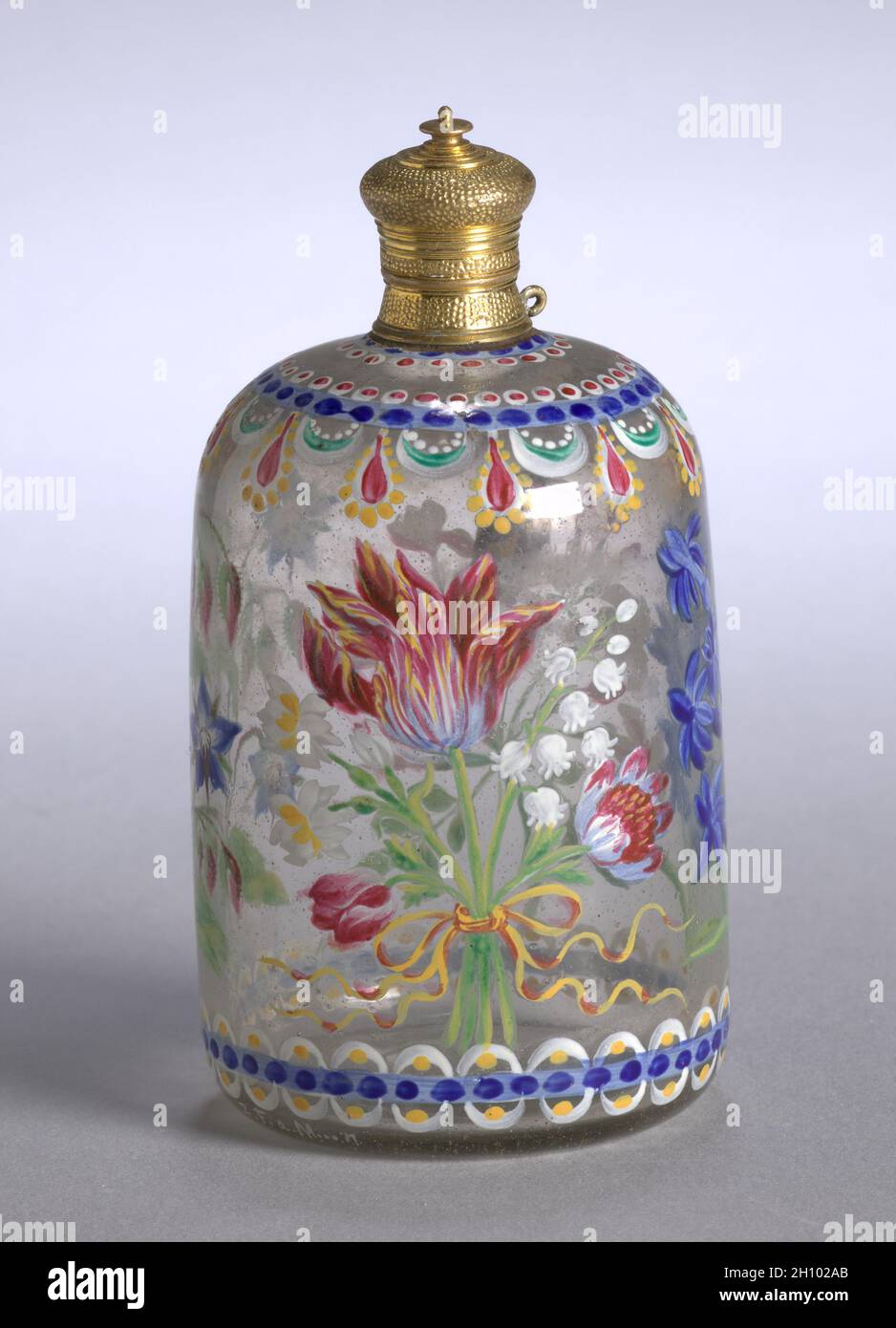 Flacon de parfum, 1700.Allemagne, XVIIIe siècle.Verre avec décoration en émail; hors tout: 10.2 cm (4 in.). Banque D'Images