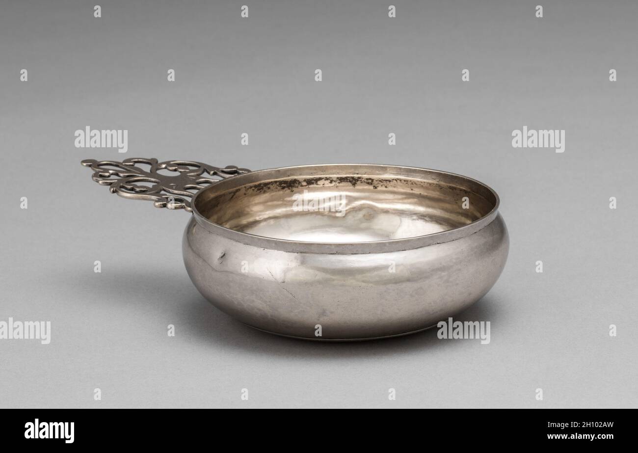 Porringer, c.1725-1730.Andrew Tyler (américain, 1692-1741).Argent; hors tout: 5.3 cm (2 1/16 po); avec manche: 20.8 cm (8 3/16 po); sans manche: 14.3 cm (5 5/8 po). Banque D'Images