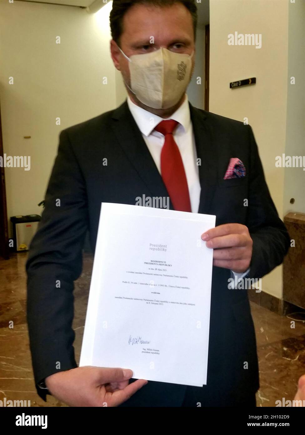 Prague, République tchèque.14 octobre 2021.Le président de la Chambre des députés, Radek Vondracek (ANO), a pris la décision d'convoquer la nouvelle session de la Chambre des députés pour novembre 8 signée par le Président tchèque Milos Zeman, le 14 octobre 2021, à Prague (République tchèque).Vondracek a déclaré dans sa déclaration du vendredi 15 octobre qu'il s'était rendu jeudi au Président Zeman du Bureau militaire central (UVN) à Prague à la demande du Président, sous la médiation du chef du Bureau présidentiel Zdenek Mynar.Crédit : Michal Burian/CTK photo/Alamy Live News Banque D'Images