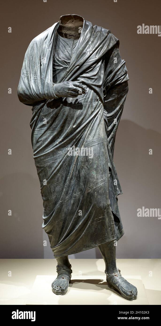 L'empereur comme philosophe, probablement Marcus Aurelius (régna AD 161-180), c.ANNONCE 180–200.Turquie, Bubon(?)(À Lycia), romain, fin du 2ème siècle.Bronze, creux moulé en plusieurs pièces et joint; total: 193 cm (76 in.).La très haute qualité et l'échelle monumentale de cette figure drapée de bronze suggèrent qu'il s'agit d'un portrait impérial.Exceptionnellement, cependant, la pose et la robe ressemblent à celles d'un philosophe grec plutôt qu'à un homme d'État romain (portant un chiton et une himation plutôt qu'une toge).Pour ces raisons, même sans un chef pour confirmer l'identité, les chercheurs ont suggéré ce repr probable Banque D'Images