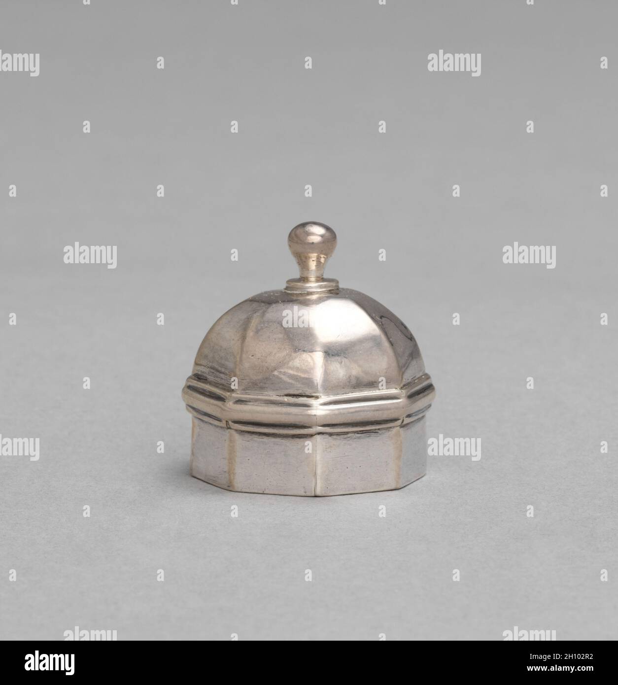 Housse pour chariot à thé, 1713.Thomas Ash (Britannique).Argent; hors tout: 11.5 cm (4 1/2 po); base: 5 x 7.5 cm (1 15/16 x 2 15/16 po). Banque D'Images