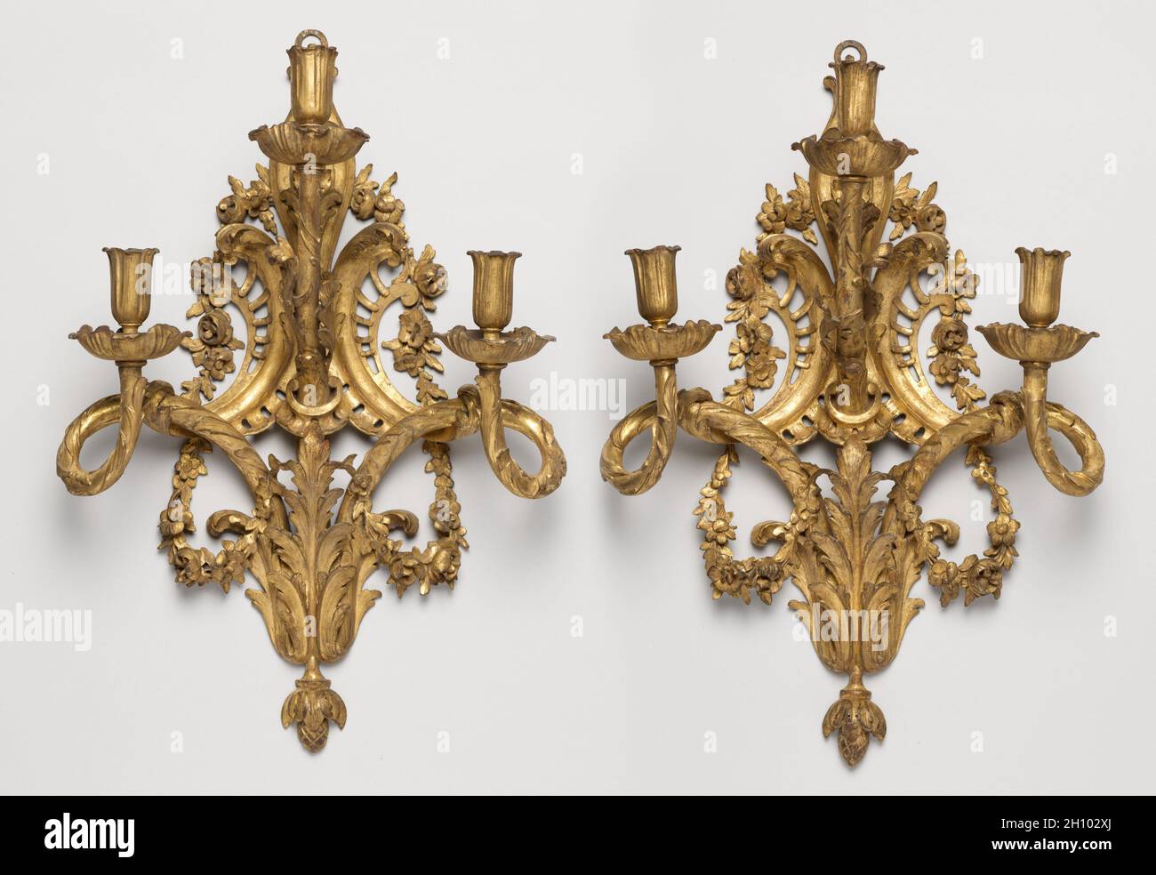 Paire de supports de bougie, c.1765-1775.France, style transitoire, Louis XV à Louis XVI, 18e siècle.Bois doré; chacun: 54.5 x 37.2 x 22.6 cm (21 7/16 x 14 5/8 x 8 7/8 po). Banque D'Images