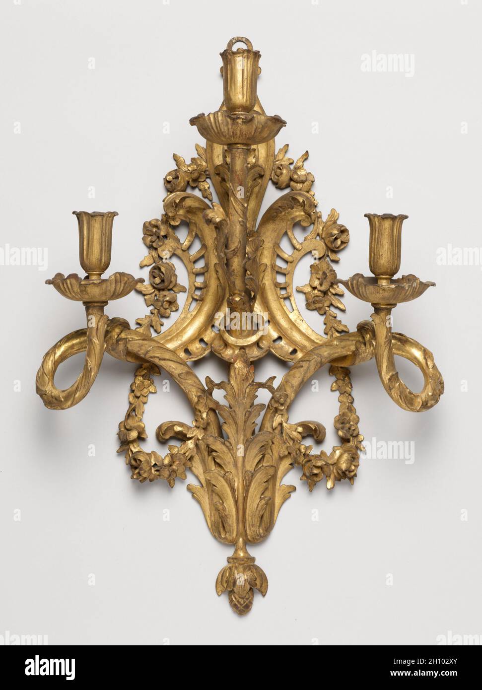 Support de bougie (2 de 2), ch.1765-1775.France, style transitoire, Louis XV à Louis XVI, 18e siècle.Bois doré; hors tout: 54.5 x 37.2 x 22.6 cm (21 7/16 x 14 5/8 x 8 7/8 po). Banque D'Images
