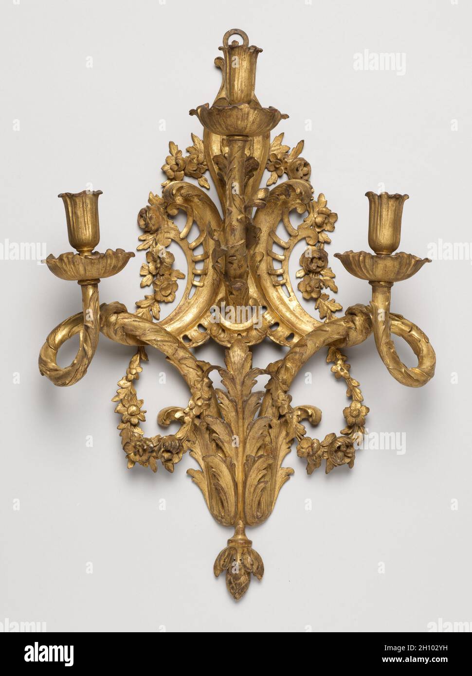 Support de bougie (1 de 2), ch.1765-1775.France, style transitoire, Louis XV à Louis XVI, 18e siècle.Bois doré; hors tout: 54.5 x 37.2 x 22.6 cm (21 7/16 x 14 5/8 x 8 7/8 po). Banque D'Images