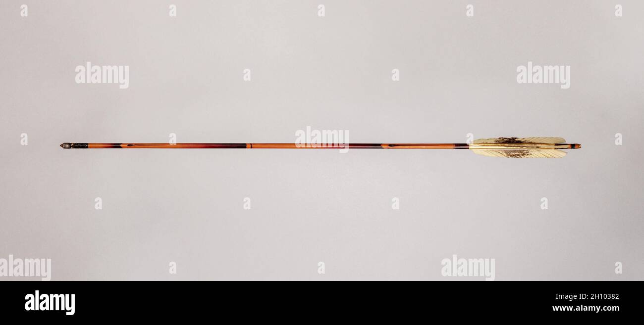 Flèche, 1800s.Japon, période Edo (1615-1868) à période Meiji (1868-1912).Tige de bambou à pointe métallique et à plumes; moyenne : 85.1 cm (33 1/2 po). Banque D'Images