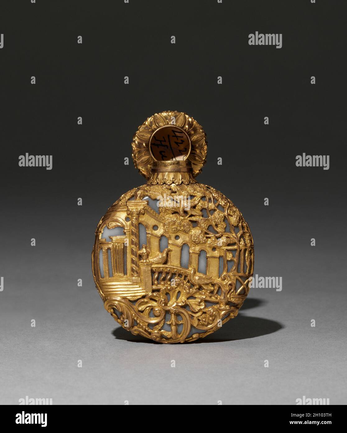 Flacon de parfum, 1800.Allemagne (?), 19e siècle.Verre opaliné bleu-gris monté en or; hors tout : 8.1 x 5.6 x 2.7 cm (3 3/16 x 2 3/16 x 1 1/16 po). Banque D'Images