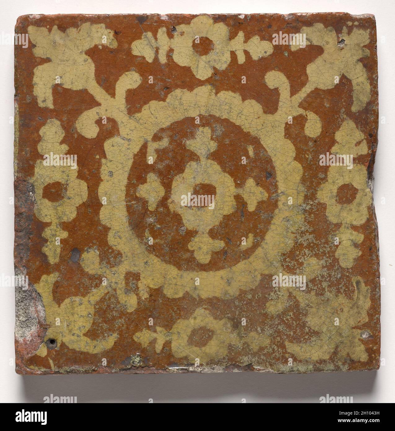 Carrelage - marron avec motif central jaune, c 1500s.Pays-Bas/pays-Bas, XVIe siècle.Céramique émaillée; hors tout: 14.6 x 14.9 cm (5 3/4 x 5 7/8 po.). Banque D'Images