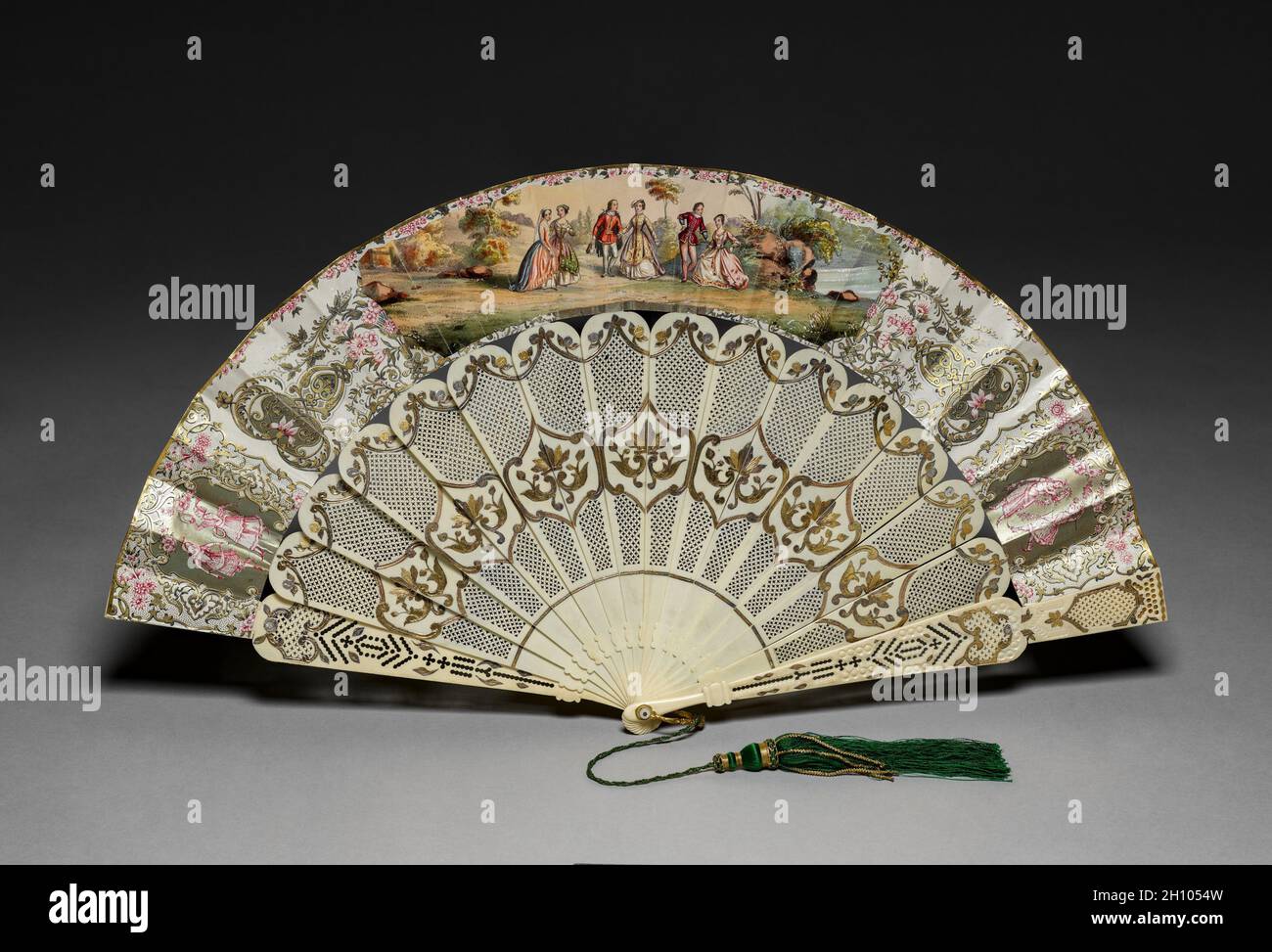 Ventilateur, mi-1800.Europe, milieu du XIXe siècle.Os, papier, feuille d'or et d'argent, peinture, tassle de soie avec fils d'or, rondelle nacre; hors tout: 27 cm (10 5/8 in.); étalé: 50.8 cm (20 in.). Banque D'Images