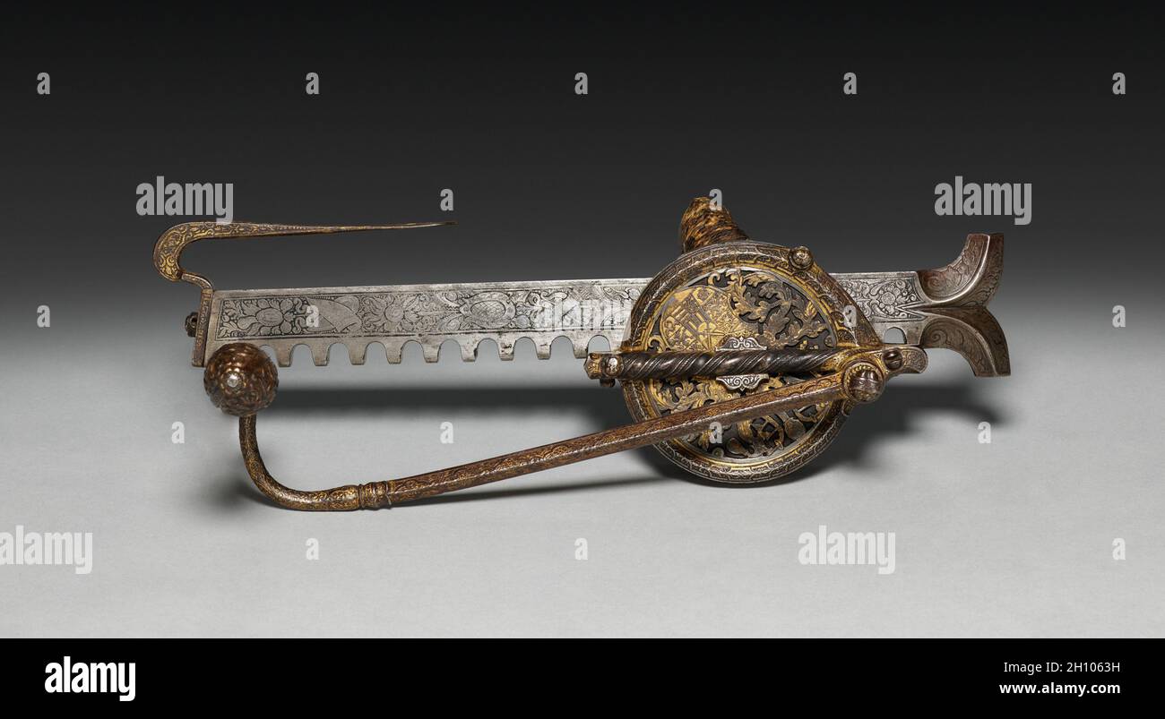 Cranequin avec les armoiries de l'électeur Augustus I de Saxe, c.1553–73.Allemagne, Saxe, XVIe siècle.Acier; gravé, élancé et doré; crémaillère: 34.4 cm (13 9/16 in.); manivelle: 27 cm (10 5/8 in.); carter d'engrenage: 14.2 cm (5 9/16 in.).Cet enrouleur ou cranequin était pour le prince électeur Augustus I, membre de l'élite dirigeante du Saint Empire romain.Augustus, puissant et riche, avait même les instruments les plus pratiques ornately décorés, y compris cette cranequin. Banque D'Images