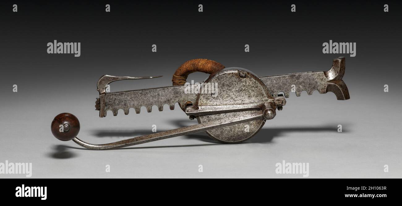 Cranequin, ch. 1580. Allemagne, Nuremberg ( ?), 16e siècle. Acier, poignée bois, cordon de lin ; rack : 36,3 cm (14 5/16 in.) ; Transmission : 30,5 cm (12 in.) ; boîtier : 10,8 cm (4 1/4 in.). Banque D'Images