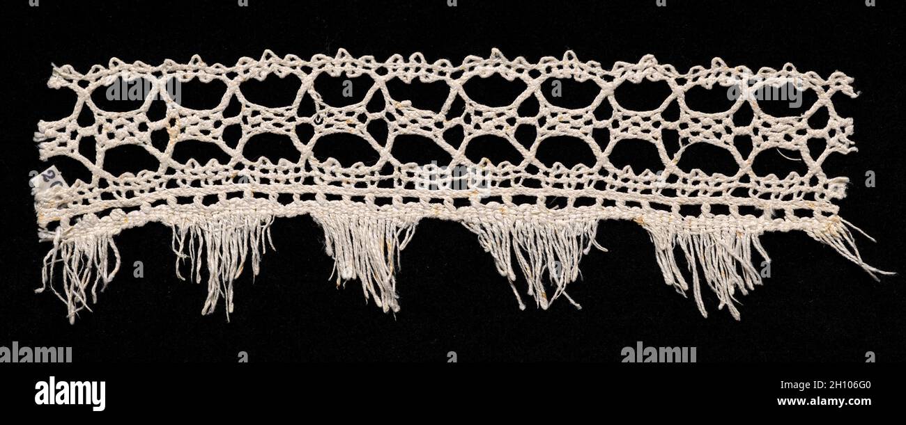 Insertion de dentelle de bobin avec Fringe, milieu du XVIe siècle.Italie, Venise, milieu du XVIe siècle.Dentelle, bobine; moyenne: 7.1 x 21 cm (2 13/16 x 8 1/4 po). Banque D'Images