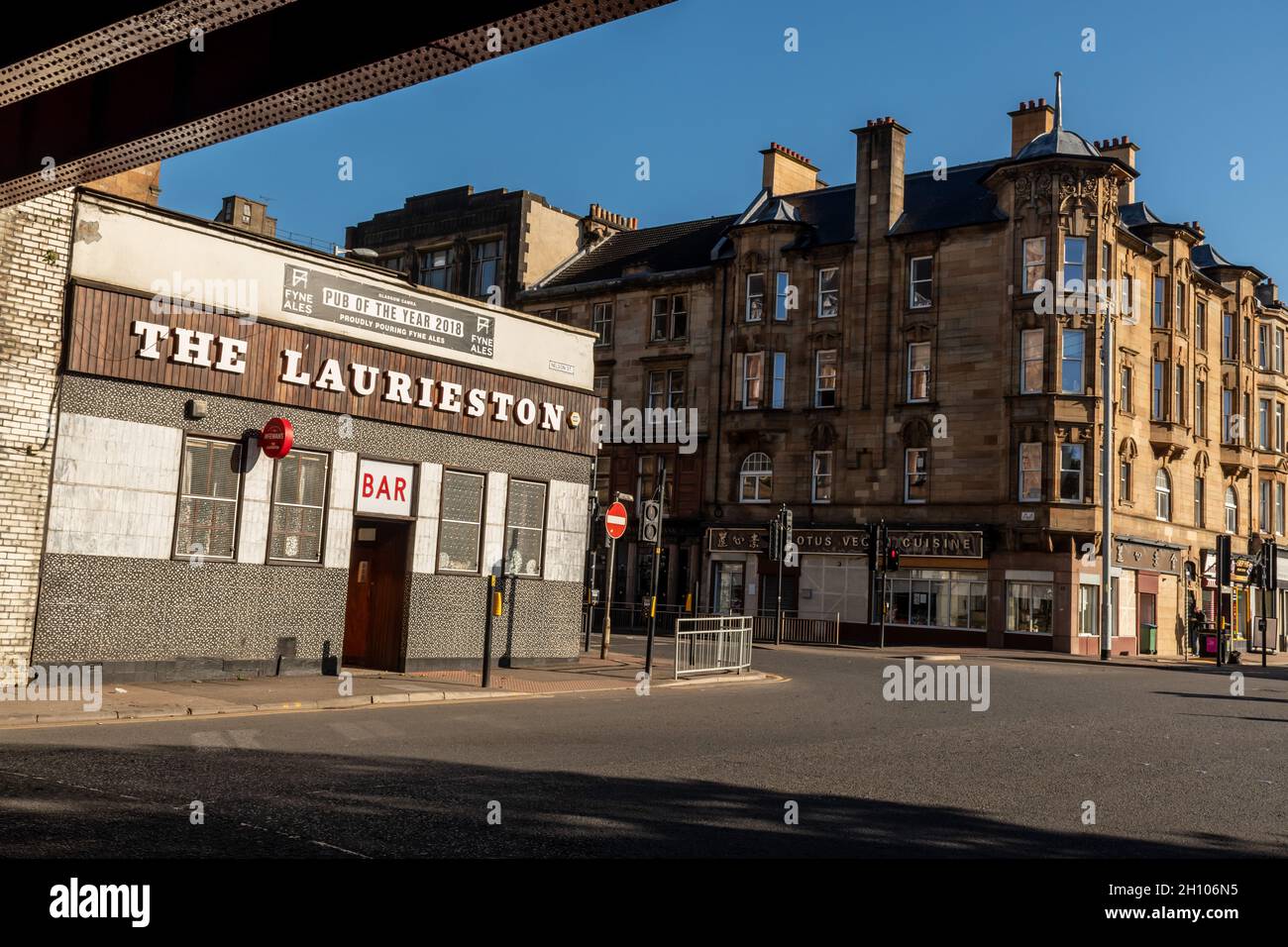 Une photo en petit angle de l'extérieur d'un célèbre pub, le Laurieston bar, à l'angle de Nelson Street et Bridge Street à Glasgow, en Écosse Banque D'Images
