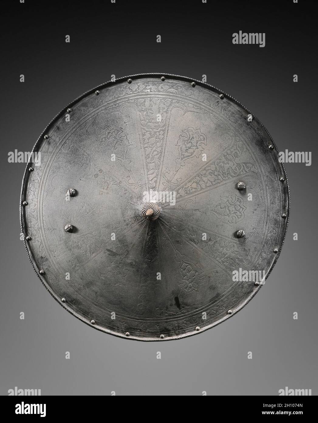 Bouclier rond (Rondache), c.1550–1600.Italie du Nord, XVIe siècle.Acier, panneaux gravés, bord ropé; diamètre: 56.5 cm (22 1/4 in.). Banque D'Images