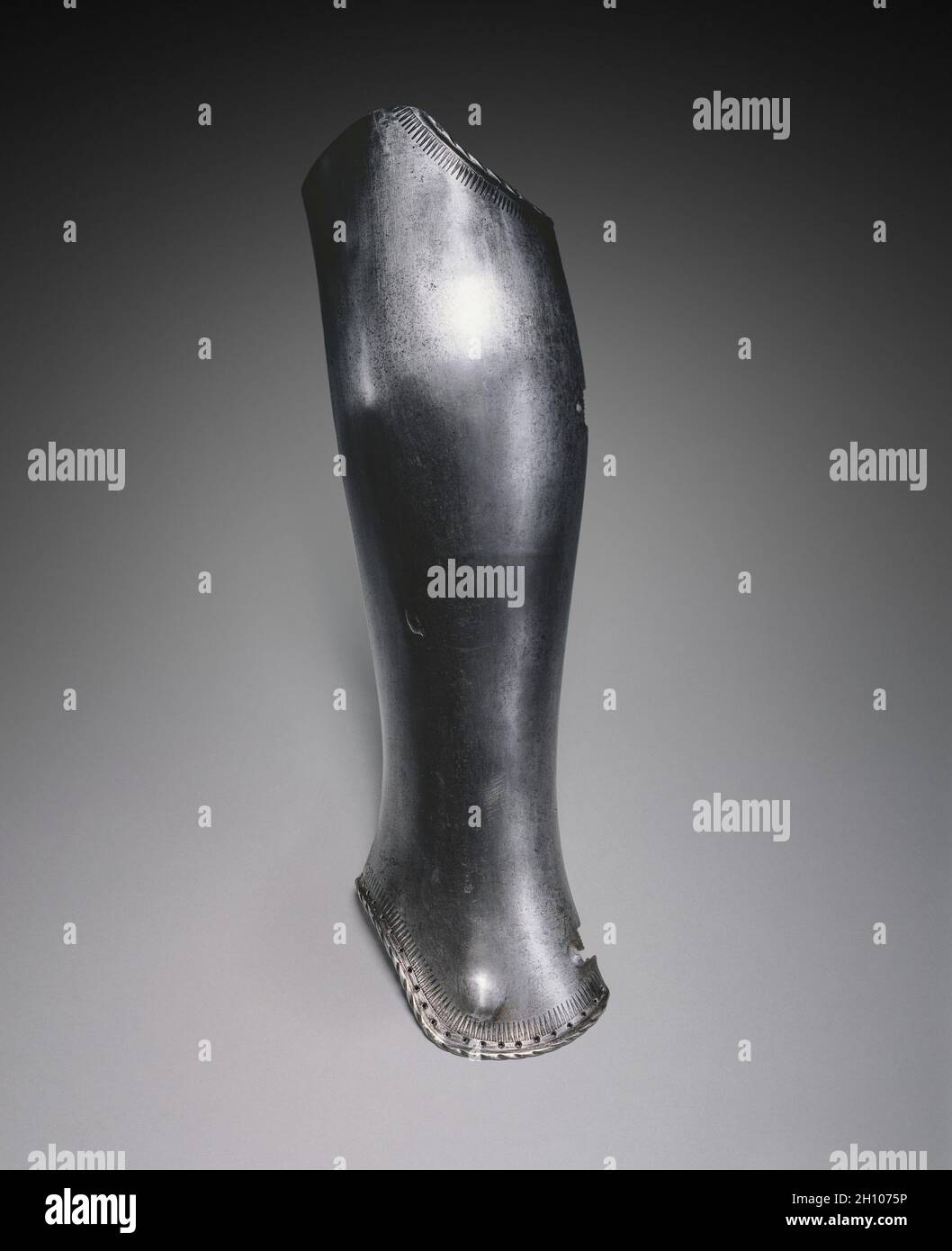 Garde côtière canadienne (jambe Greave) , 1500s. Allemagne, 16ème siècle. Steelwith encordés et edge design défilement ; total : 43,2 x 12,4 cm (17 x 4 7/8 in.). Banque D'Images