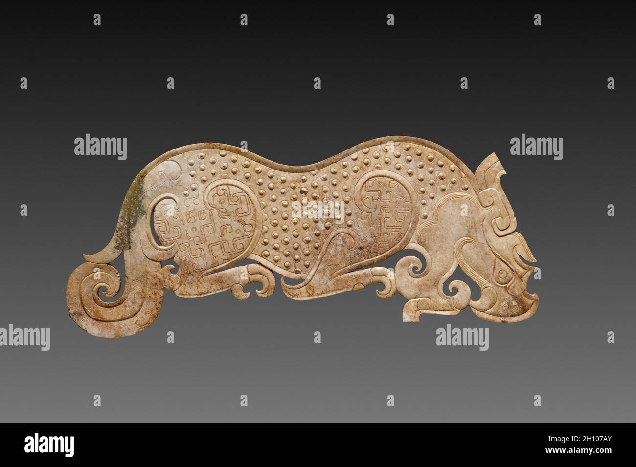Plaque de Jade, 475-221 av. J.-C.Chine, province de Henan, dynastie Zhou orientale (771-256 av. J.-C.), période des États de guerre (475-221 av. J.-C.).Néphrite; hors tout : 20.8 x 8.7 cm (8 3/16 x 3 7/16 po). Banque D'Images
